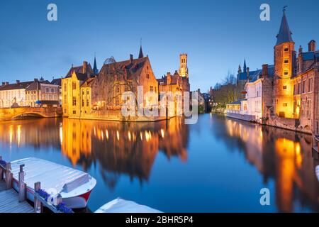 Brügge, Belgien Nachtszene am Rozenhoedkaai. Stockfoto