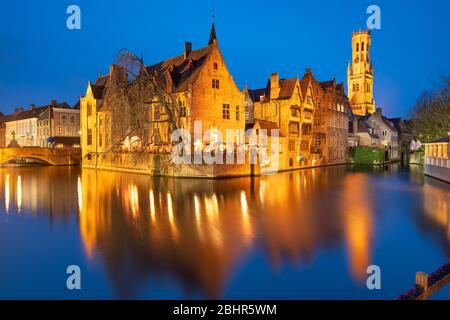 Brügge, Belgien Nachtszene am Rozenhoedkaai. Stockfoto