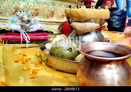 Wunderschön dekoriertes Pooja Thali für Festfeier zu verehren, haldi oder Kurkuma Pulver und Kumkum, Blumen, Duftstäbchen in Teller, hindu pu Stockfoto