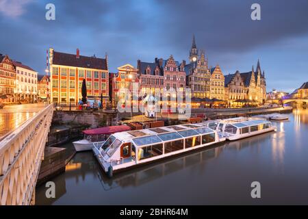 Das Stadtbild der belgischen Altstadt von Gent aus der Graslei ist im Morgengrauen. Stockfoto