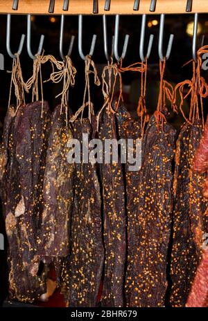 Würste auf dem Borough Market in London. Große dicke französische Würste, die sich in der Regel in der Textur bilden und mit Kräutern gewürzt werden. Stockfoto