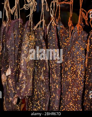 Würste auf dem Borough Market in London. Große dicke französische Würste, die sich in der Regel in der Textur bilden und mit Kräutern gewürzt werden. Stockfoto