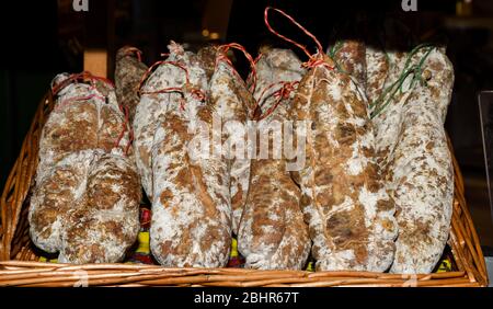 Würste auf dem Borough Market in London. Große dicke französische Würste, die sich in der Regel in der Textur bilden und mit Kräutern gewürzt werden. Stockfoto