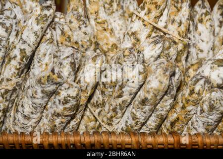 Würste auf dem Borough Market in London. Große dicke französische Würste, die sich in der Regel in der Textur bilden und mit Kräutern gewürzt werden. Stockfoto