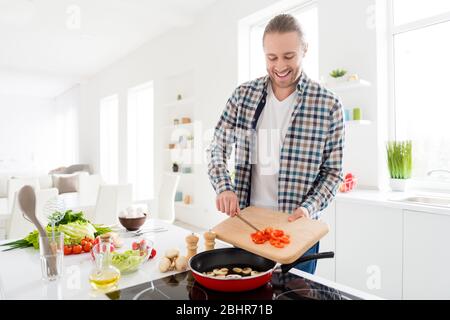 Porträt von seinem er schön attraktiv fröhlich fokussierten Kerl machen frische köstliche heimische Kochkurse Hobby-Kurse Wochenende Freizeit in Stockfoto