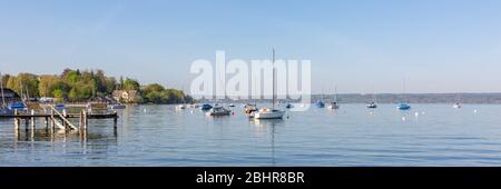 Panorama des Ammersees mit Pier und Ankerseglern / Yachten. Segeln ist eine beliebte Freizeitbeschäftigung an oberbayerischen Seen. Stockfoto