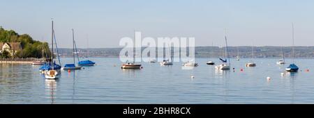 Panorama mit Segelbooten am Ammersee. Segeln ist eine beliebte Freizeitbeschäftigung im sogenannten Fünfseenland. Stockfoto