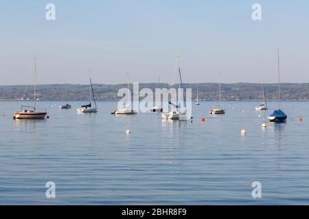 Segelboote & kleine Yachten ankern am Ammersee. Die Segelsaison beginnt in der Regel zwischen März und Mai. Stockfoto