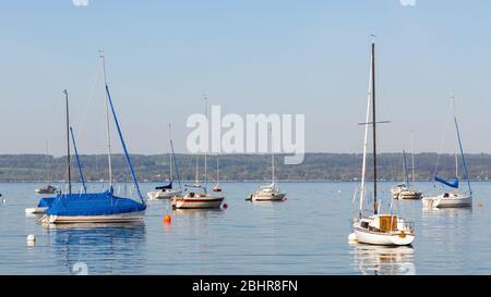 Panorama der Segelboote am Ammersee. Segeln kleine Yachten ist eine beliebte Freizeitbeschäftigung in der oberbayerischen fünf Seen Region. Stockfoto