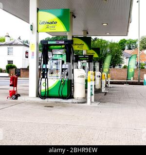 Eine BP Tankstelle in Süd-London, verlassen, als Menschen oder Autofahrer Hören Sie sich die Richtlinien der Regierung zum Coronavirus an und bleiben Sie zu Hause Stockfoto