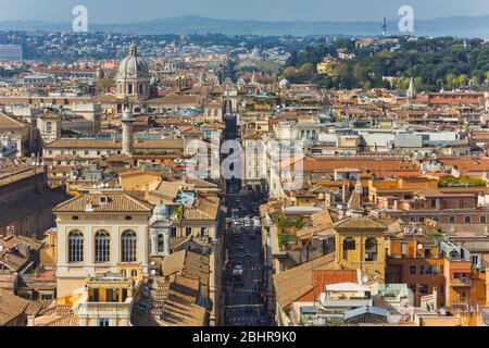 Rom, Italien. Von den Dächern aus blicken Sie direkt auf die Via del Corso von der Spitze des Monuments Vittorio Emanuele II. Stockfoto
