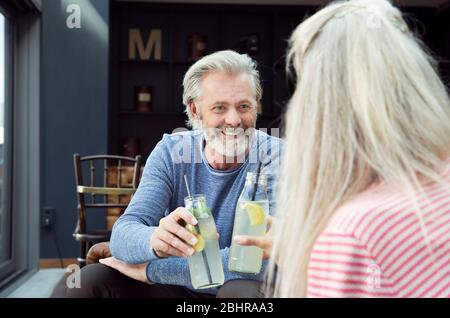 Ein paar Klitoris Flaschen von Getränken sitzen in einer Bar. Stockfoto