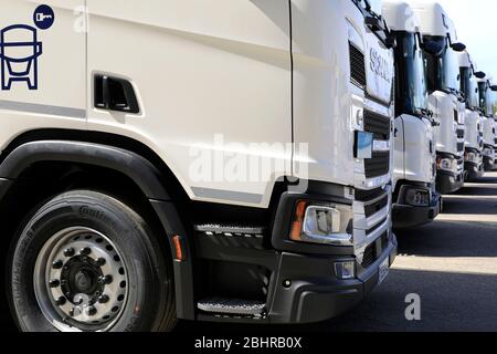 Flotte neuer weißer Next Generation Scania Mietwagen in Folge auf Scania Suomi 70 Jahre Jubiläums-Event. Helsinki, Finnland. Mai 2019. Stockfoto