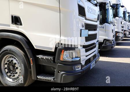 Flotte neuer weißer Scania-Trucks der nächsten Generation in Folge auf Scania Suomi 70 Jahre Jubiläums-Event. Helsinki, Finnland. Mai 2019. Stockfoto