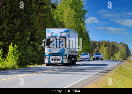 Blau-weiß Renault Trucks T-LKW Kouhia Oy zieht Sattelanhänger entlang der Autobahn an einem sonnigen Frühlingstag. Humppila, Finnland. 31.Mai 2019. Stockfoto