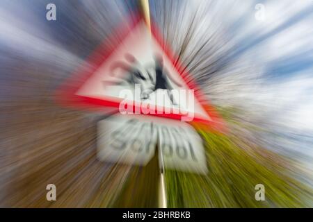 Zoom Burst Unschärfe-Effekt Schule Warnung Verkehrsschild Stockfoto