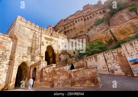 JODHPUR, INDIEN – DEZ. 02, 2019: Außenansicht des berühmten Mehrangarh Fort, erbaut von Rao Jodha Ji um 1459. Es ist eines der größten Forts in Indien. Stockfoto