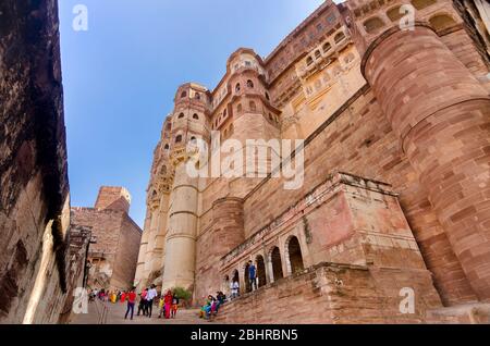 JODHPUR, INDIEN – DEZ. 02, 2019: Außenansicht des berühmten Mehrangarh Fort, erbaut von Rao Jodha Ji um 1459. Es ist eines der größten Forts in Indien. Stockfoto