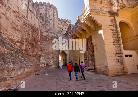 JODHPUR, INDIEN – DEZ. 02, 2019: Außenansicht des berühmten Mehrangarh Fort, erbaut von Rao Jodha Ji um 1459. Es ist eines der größten Forts in Indien. Stockfoto