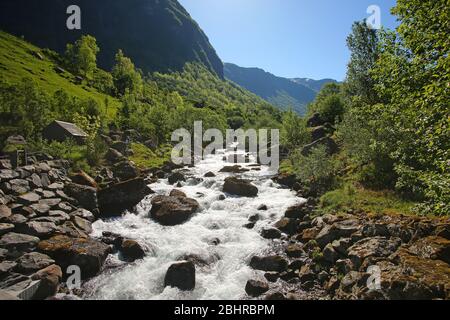 Schöne Landschaft entlang der Bergwanderung zum See Myrdalsvatnet & Bondhus See, in der Nähe von Rosendal, Folgefonna Nationalpark, Norwegen. Stockfoto