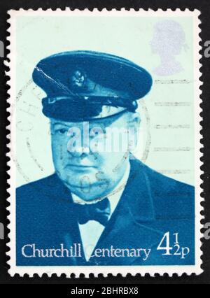 GROSSBRITANNIEN – UM 1974: Eine in Großbritannien gedruckte Briefmarke zeigt Sir Winston Spencer Churchill, den britischen Staatsmann, um 1974 Stockfoto