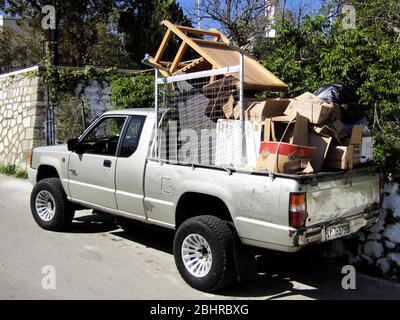 Voll beladener Pickup Truck mit Müll, Galatas Village, Kreta, Griechenland Stockfoto