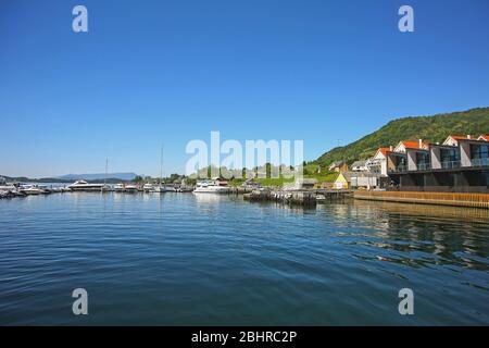 Dorf Rosendal, das auf dem Hardangerfjord, dem zweitgrößten Fjord in Norwegen liegt. Stockfoto