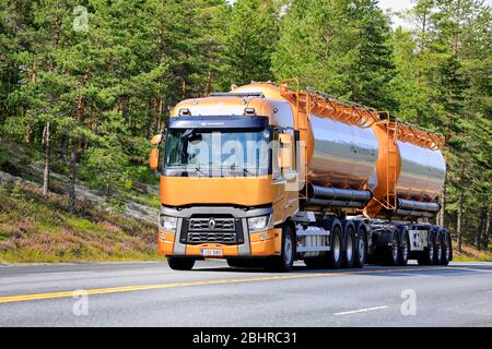 Orange Renault Trucks T LKW RL-Trans zieht Tankwagen entlang Autobahn an einem sonnigen Tag im Sommer. Ikaalinen, Finnland. August 2019. Stockfoto