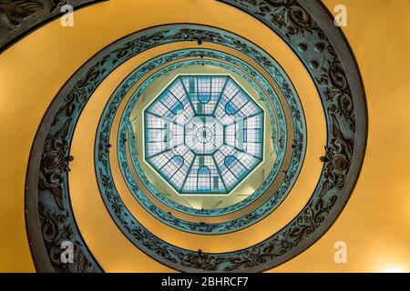 Majestätische Wendeltreppe des Vatikanischen Museums; Blick von unten Stockfoto
