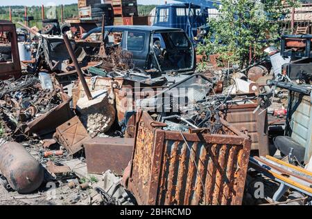 Haufen von rostigen Metallmüll auf Schrottplatz, globale Umwelt Hintergrund Stockfoto