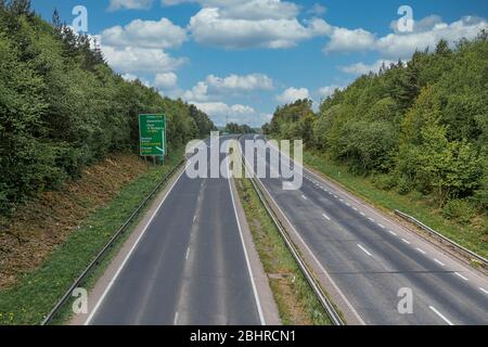 Eine menschenleere, normalerweise befahrene Hauptstraße. Die A55 ist die Hauptstrecke von England nach Nordwales, die normalerweise voll von Verkehr ist Stockfoto