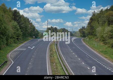 Eine menschenleere, normalerweise befahrene Hauptstraße. Die A55 ist die Hauptstrecke von England nach Nordwales, die normalerweise voll von Verkehr ist Stockfoto