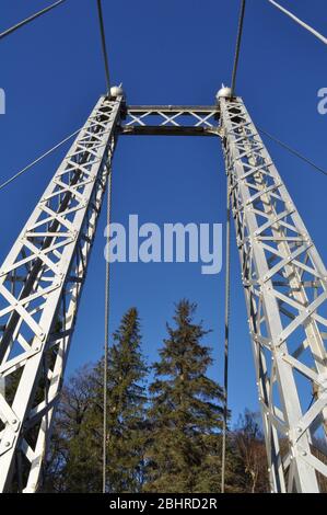 Victoria Bridge, Aberlour, Moray, Schottland, Großbritannien. Über den Fluss Spey. Die Brücke wurde von James Abernethy und Co. Im Jahr 1902 gebaut, um eine Fähre, A zu ersetzen Stockfoto