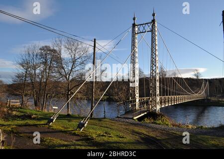 Victoria Bridge, Aberlour, Moray, Schottland, Großbritannien. Über den Fluss Spey. Die Brücke wurde von James Abernethy und Co. Im Jahr 1902 gebaut, um eine Fähre, A zu ersetzen Stockfoto