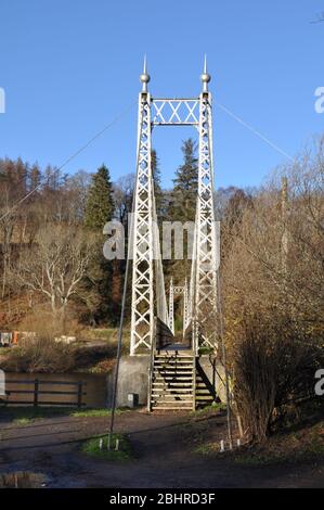 Victoria Bridge, Aberlour, Moray, Schottland, Großbritannien. Über den Fluss Spey. Die Brücke wurde von James Abernethy und Co. Im Jahr 1902 gebaut, um eine Fähre, A zu ersetzen Stockfoto