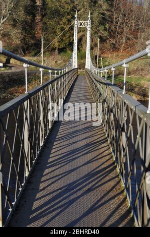 Victoria Bridge, Aberlour, Moray, Schottland, Großbritannien. Über den Fluss Spey. Die Brücke wurde von James Abernethy und Co. Im Jahr 1902 gebaut, um eine Fähre, A zu ersetzen Stockfoto