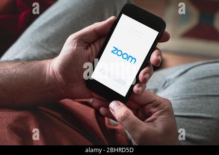 Antalya, TÜRKEI - 9. April 2020. Smartphone mit Logo der Zoom Cloud Meetings-App. Stockfoto