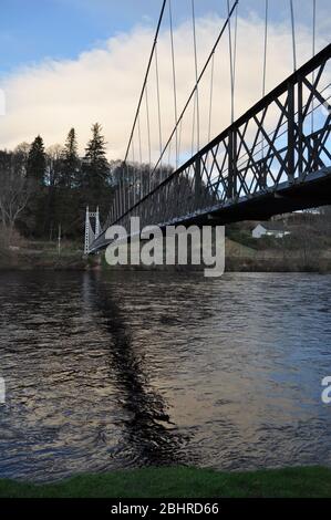 Victoria Bridge, Aberlour, Moray, Schottland, Großbritannien. Über den Fluss Spey. Die Brücke wurde von James Abernethy und Co. Im Jahr 1902 gebaut, um eine Fähre, A zu ersetzen Stockfoto