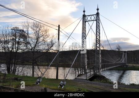 Victoria Bridge, Aberlour, Moray, Schottland, Großbritannien. Über den Fluss Spey. Die Brücke wurde von James Abernethy und Co. Im Jahr 1902 gebaut, um eine Fähre, A zu ersetzen Stockfoto