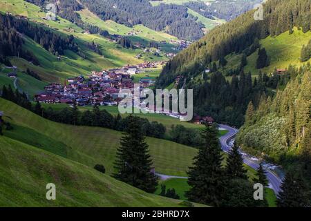 Blick auf das Tuxtal an einem Sommertag, Tirol Stockfoto