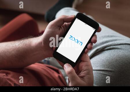 Antalya, TÜRKEI - 9. April 2020. Smartphone mit Logo der Zoom Cloud Meetings-App. Stockfoto