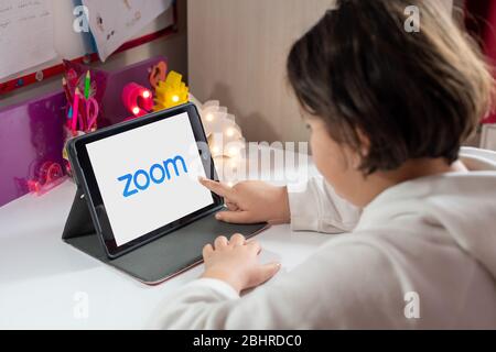 Antalya, TÜRKEI - 24. April 2020. Tablet mit Logo der Zoom Cloud Meetings-App. Stockfoto