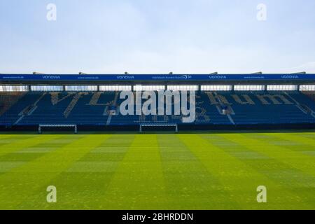 Bochum, Deutschland. 27. Apr 2020. firo: 27.04.2020, Fußball, 2.Bundesliga, Saison 2019/2020, VfL Bochum 1848, Aussetzung des Spieldages bis mindestens Anfang Mai 2020, wegen Corona, Coronavirus, Covid-19, VONOVIA RUHRSTADION, von oben, Luftbild, Drohne, Drohnenfoto, leeres Stadion, Spielfeldmuster, Sudtribune Quelle: dpa/Alamy Live News Stockfoto