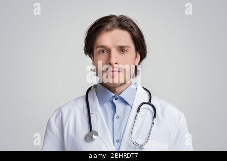 Porträt Von Schönen Jungen Arzt Trägt Medical Mantel Und Stethoskop Stockfoto