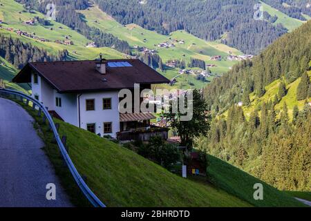 Chalet im Tuxtal an einem Sommertag Stockfoto