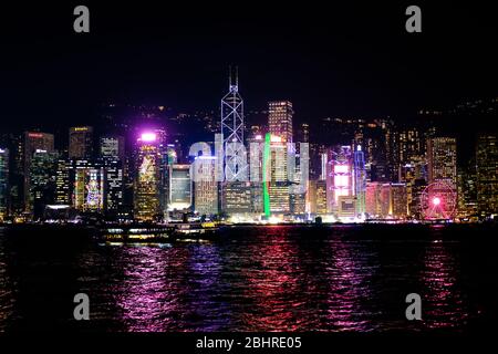 HONGKONG, CHINA - JANUAR 21 2019: Victoria Hafen Nachtsicht vom Aussichtspunkt Kowloon Public Pier. Stockfoto