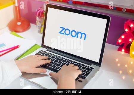 Antalya, TÜRKEI - 24. April 2020. Computer mit Logo der Zoom Cloud Meetings-App. Stockfoto