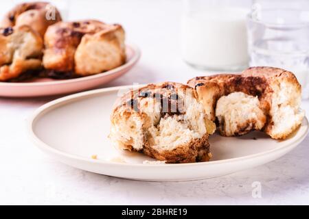 Nahaufnahme von frisch gebackenen Zimtbrötchen, die auf dem Frühstückstisch serviert werden, Stockfoto