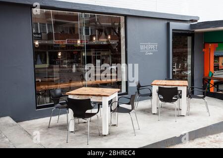 Johannesburg, Südafrika - 13. Dezember 2012: Außenansicht des leeren Cafés und der Bäckerei Stockfoto