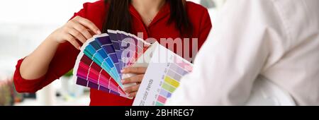 Mädchen zeigt Baumeister Palette trendige Farben 2020 Stockfoto